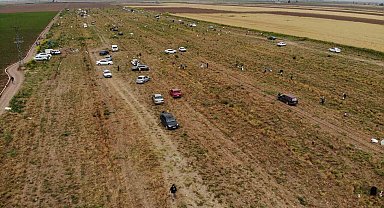 80 dönüm soğanı hayrına dağıttığını duyan oraya akın etti