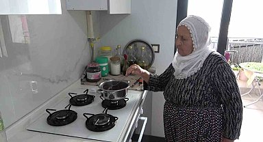 80 yaşındaki depremzede kadın, yapımı tamamlanan yeni yuvasına taşınmanın mutluluğunu yaşıyor