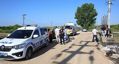 Acılı anne boğularak ölen oğlunun başını son kez okşadı