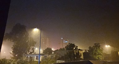 Adana'da gençler yağmur altında oynadı