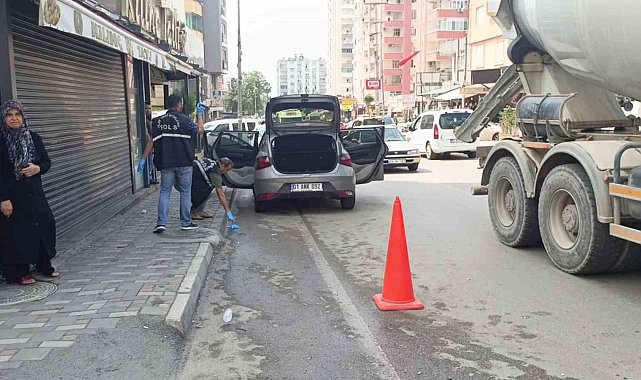 Adana'da iş yerine düzenlenen silahlı saldırıda otomobiliyle seyreden kadın sürücü vuruldu