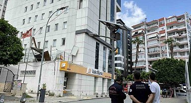 Adana'da kuvvetli rüzgar ağaçları söktü, çatıları uçurdu