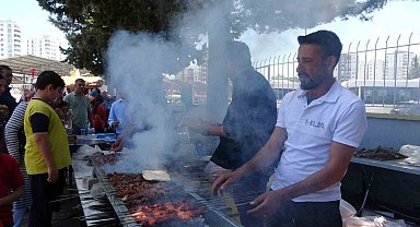 Adana'da okul bahçesinde kebap dumanları yükseldi