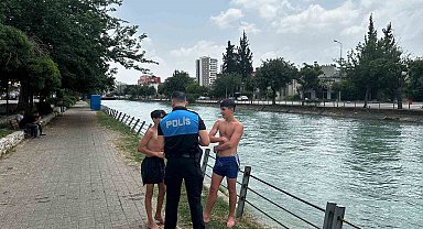 Adana'da polis sulama kanalına giren gençleri uyardı