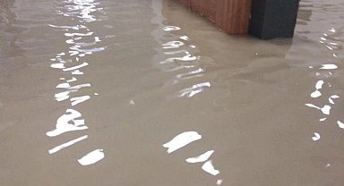 Adana'da sağanak etkili oldu, hastaneyi su bastı
