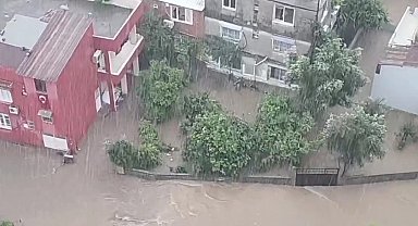 Adana'da yağmur nedeniyle yollar göle döndü