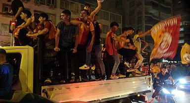 Adana'nın Kozan ilçesinde Galatasaray'ın şampiyonluğu kutlandı