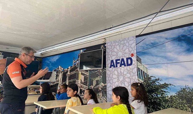 AFAD'ın 'Deprem Simülasyon Tırı' Afyonkarahisar'da gençlere tanıtıldı