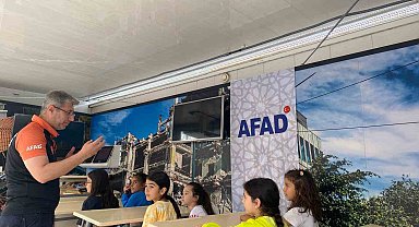 AFAD'ın 'Deprem Simülasyon Tırı' Afyonkarahisar'da gençlere tanıtıldı
