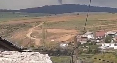 Ağaçları kökünden söken hortum cep telefonu kamerasına yansıdı