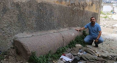 Ağır hasarlı binanın altında bulunan ve tarihi olduğu düşünülen devasa sütun merak uyandırdı