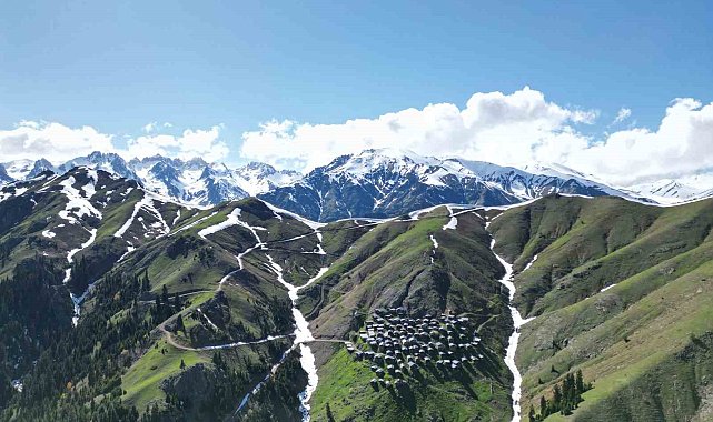 Ahşap mimarisi ile ünlü Yanıklı Köyü Yaylasının muhteşem bahar manzarası
