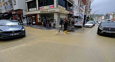 Akdağmadeni'nde sağanak ve dolu etkili oldu