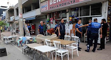 Akdeniz Belediyesi zabıta ekipleri kaldırım işgallerini denetliyor