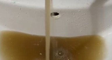 Akraba atamasıyla tepki çeken belediye bu kez de çeşmelerden çamur akmasıyla gündemde