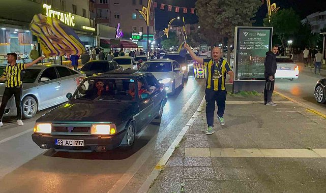 Aksaray'da Fenerbahçeliler derbi galibiyetini kutladı