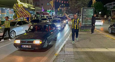 Aksaray'da Fenerbahçeliler derbi galibiyetini kutladı