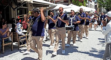 Alaçatı İki Yaka Festivali sokakları karnaval alanına çevirdi