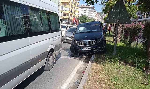 Alanya'da 4 araçlı zincirleme trafik kazası