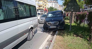 Alanya'da 4 araçlı zincirleme trafik kazası