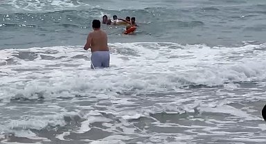 Alanya'da boğulma tehlikesi geçiren tatilciler halatlara takılı can simitleriyle kurtarıldı