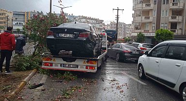 Alanya'da refüje çıkan otomobil ağaçları devirdi