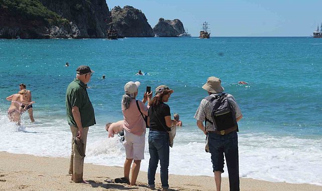 Alanya'da turistler sıcak havanın keyfini sahilde çıkardı