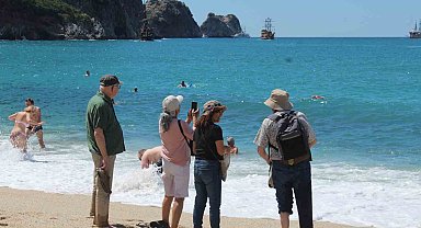 Alanya'da turistler sıcak havanın keyfini sahilde çıkardı