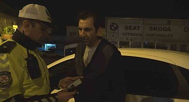 Alkollü sürücü uygulamadan kaçarken refüje çıktı