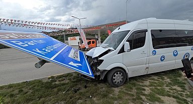 Alkollü sürücü yön tabelasına çarptı
