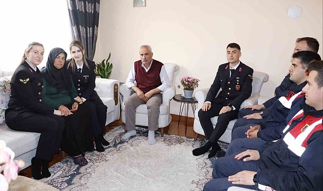 Altıntaş'ta şehit asker annesine Anneler Günü ziyareti