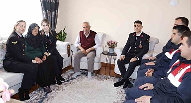 Altıntaş'ta şehit asker annesine Anneler Günü ziyareti