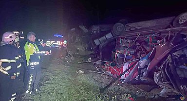 Amasya'da 3 tır kupası taşıyan tır devrildi: 1 yaralı