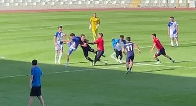 Amasya'da amatör maçta kavga: Sahaya çöp kovası atıldı, futbolcular birbirine girdi