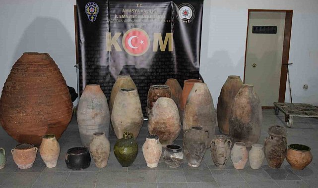 Amasya'da devriye gezen bekçiler fark etti, minibüste 26 tarihi küp ele geçirildi