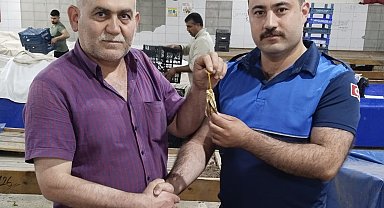 Amasya'da pazarda kaybolan altın kesesini pazarcı Hasan Kalburcu buldu