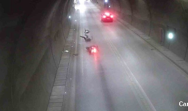 Amasya'da tünelde devrilen motosikletten düşerek metrelerce sürüklendiler, kaza anı kamerada