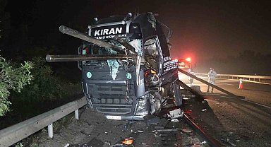 Anadolu Otoyolu'nda feci kaza: Demir borular tırın ön camından çıktı