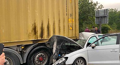 Anadolu Otoyolu'nda otomobil, tıra ok gibi saplandı: 2 yaralı