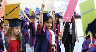 Anadolu Üniversitesinde 3 kuşak 7'den 70'e mezuniyet heyecanı
