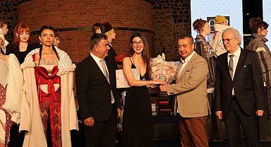 Analog Temalı 18'inci EİB Moda Tasarım Yarışmasının kazananı Nilgün Demirhan oldu