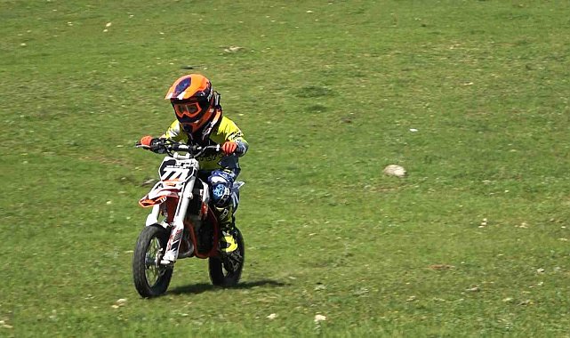 Anaokullu motokrosçu Uras Alp, yarışlarda şampiyonluk kovalıyor