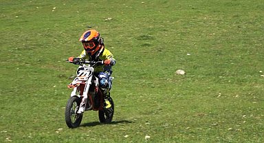 Anaokullu motokrosçu Uras Alp, yarışlarda şampiyonluk kovalıyor