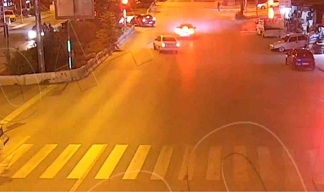 Ani manevrayla otomobile çarpmaktan son anda kurtuldu: O anlar kamerada