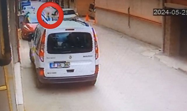 Aniden yola çıktı, aracın altında kaldı