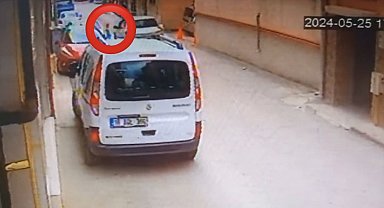 Aniden yola çıktı, aracın altında kaldı