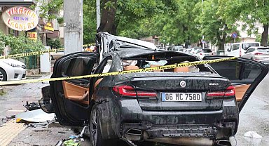 Ankara'da kontrolden çıkan araç direğe çarptı: 1 ölü, 4 yaralı