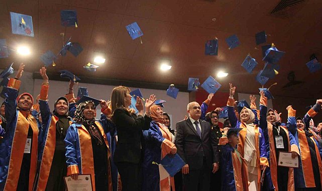 Anne ve anne adayları kep atarak mezuniyet heyecanı yaşadı