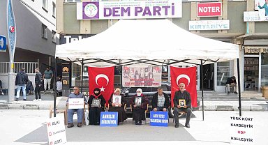 Annelerin evlat nöbeti devam ediyor