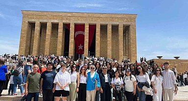 Antalya Büyükşehir Belediyesi öğrenci yurtlarında kalan gençler Anıtkabir'i ziyaret etti